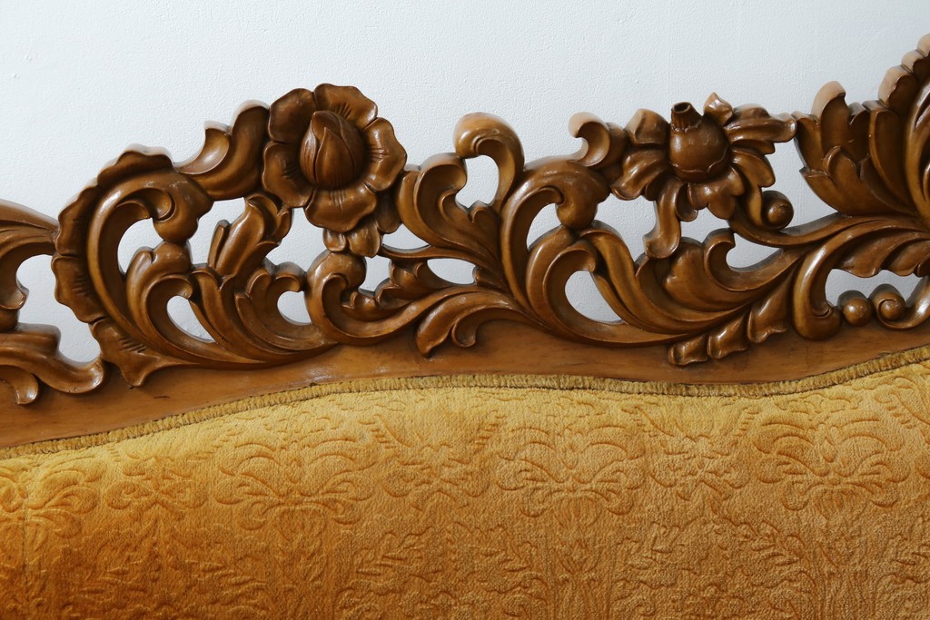 アジアンヴィンテージ　オリエンタルデザイン　迫力のある彫刻と華やかな色のファブリックが目を惹く2.5人掛けソファ　(R-073749)