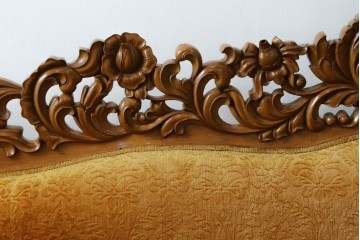 アジアンヴィンテージ　オリエンタルデザイン　迫力のある彫刻と華やかな色のファブリックが目を惹く2.5人掛けソファ　(R-073749)