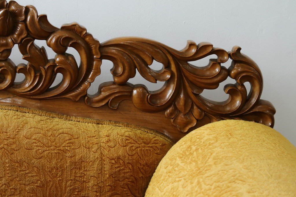 アジアンヴィンテージ　オリエンタルデザイン　迫力のある彫刻と華やかな色のファブリックが目を惹く2.5人掛けソファ　(R-073749)