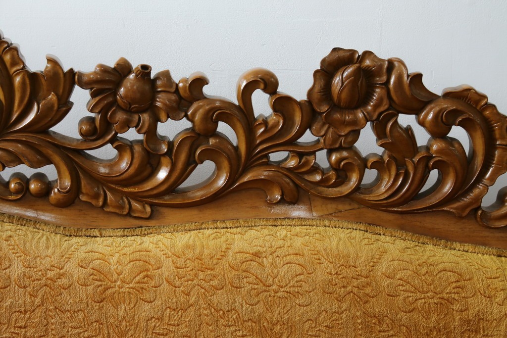 アジアンヴィンテージ　オリエンタルデザイン　迫力のある彫刻と華やかな色のファブリックが目を惹く2.5人掛けソファ　(R-073749)