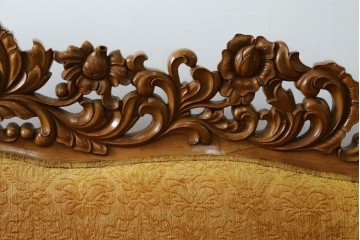 アジアンヴィンテージ　オリエンタルデザイン　迫力のある彫刻と華やかな色のファブリックが目を惹く2.5人掛けソファ　(R-073749)