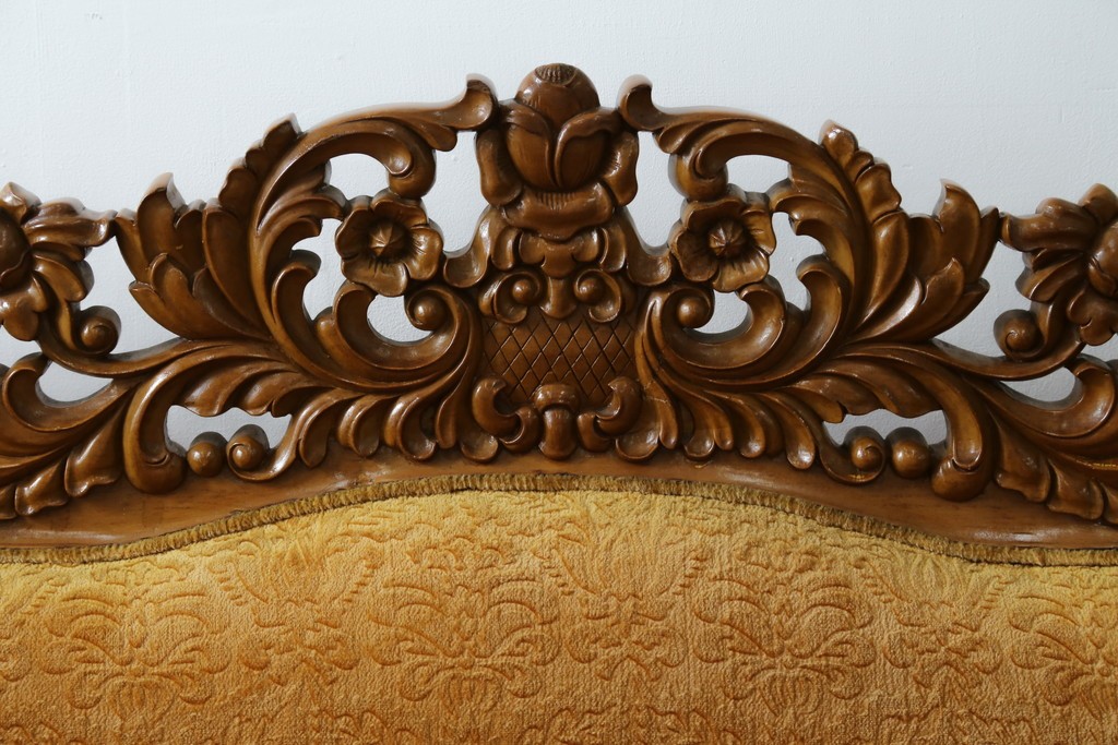 アジアンヴィンテージ　オリエンタルデザイン　迫力のある彫刻と華やかな色のファブリックが目を惹く2.5人掛けソファ　(R-073749)