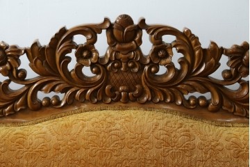 アジアンヴィンテージ　オリエンタルデザイン　迫力のある彫刻と華やかな色のファブリックが目を惹く2.5人掛けソファ　(R-073749)