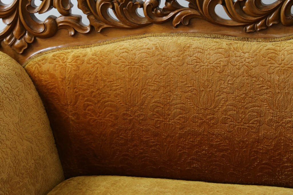 アジアンヴィンテージ　オリエンタルデザイン　迫力のある彫刻と華やかな色のファブリックが目を惹く2.5人掛けソファ　(R-073749)