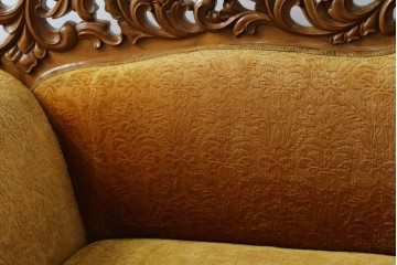 アジアンヴィンテージ　オリエンタルデザイン　迫力のある彫刻と華やかな色のファブリックが目を惹く2.5人掛けソファ　(R-073749)