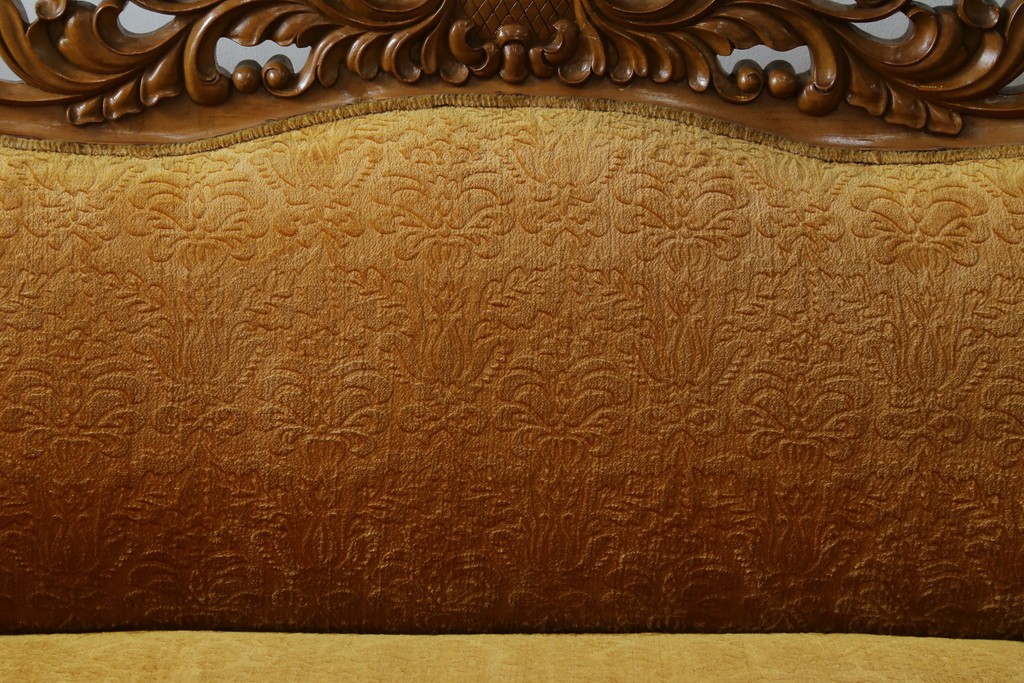 アジアンヴィンテージ　オリエンタルデザイン　迫力のある彫刻と華やかな色のファブリックが目を惹く2.5人掛けソファ　(R-073749)