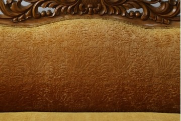 アジアンヴィンテージ　オリエンタルデザイン　迫力のある彫刻と華やかな色のファブリックが目を惹く2.5人掛けソファ　(R-073749)