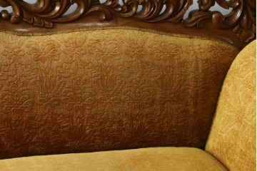 アジアンヴィンテージ　オリエンタルデザイン　迫力のある彫刻と華やかな色のファブリックが目を惹く2.5人掛けソファ　(R-073749)