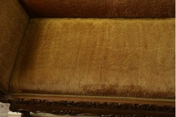 アジアンヴィンテージ　オリエンタルデザイン　迫力のある彫刻と華やかな色のファブリックが目を惹く2.5人掛けソファ　(R-073749)