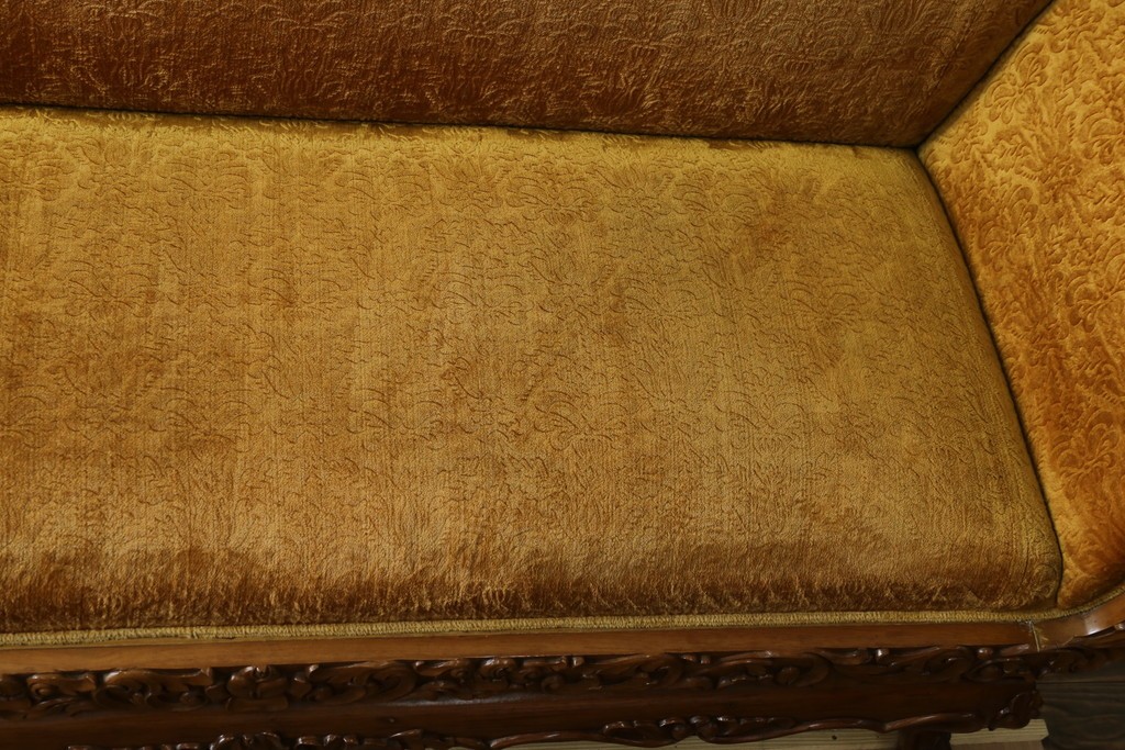 アジアンヴィンテージ　オリエンタルデザイン　迫力のある彫刻と華やかな色のファブリックが目を惹く2.5人掛けソファ　(R-073749)