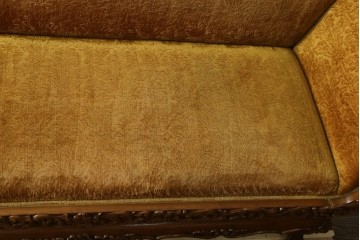 アジアンヴィンテージ　オリエンタルデザイン　迫力のある彫刻と華やかな色のファブリックが目を惹く2.5人掛けソファ　(R-073749)