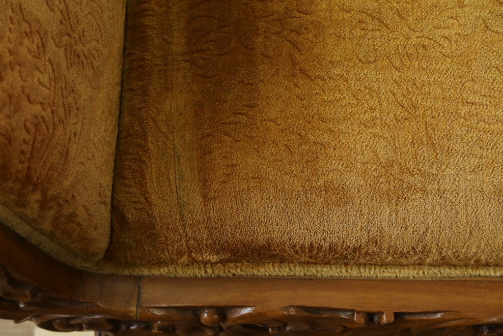 アジアンヴィンテージ　オリエンタルデザイン　迫力のある彫刻と華やかな色のファブリックが目を惹く2.5人掛けソファ　(R-073749)