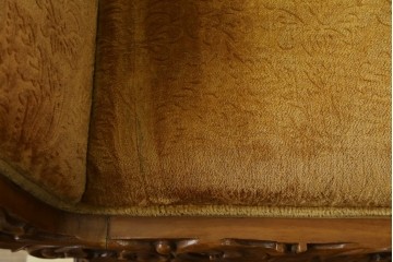 アジアンヴィンテージ　オリエンタルデザイン　迫力のある彫刻と華やかな色のファブリックが目を惹く2.5人掛けソファ　(R-073749)