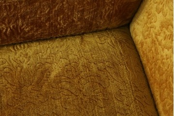 アジアンヴィンテージ　オリエンタルデザイン　迫力のある彫刻と華やかな色のファブリックが目を惹く2.5人掛けソファ　(R-073749)