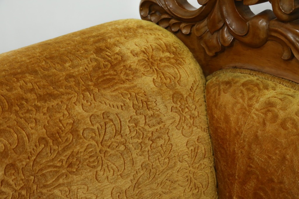 アジアンヴィンテージ　オリエンタルデザイン　迫力のある彫刻と華やかな色のファブリックが目を惹く2.5人掛けソファ　(R-073749)