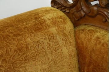 アジアンヴィンテージ　オリエンタルデザイン　迫力のある彫刻と華やかな色のファブリックが目を惹く2.5人掛けソファ　(R-073749)