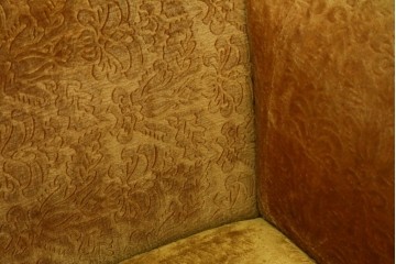 アジアンヴィンテージ　オリエンタルデザイン　迫力のある彫刻と華やかな色のファブリックが目を惹く2.5人掛けソファ　(R-073749)