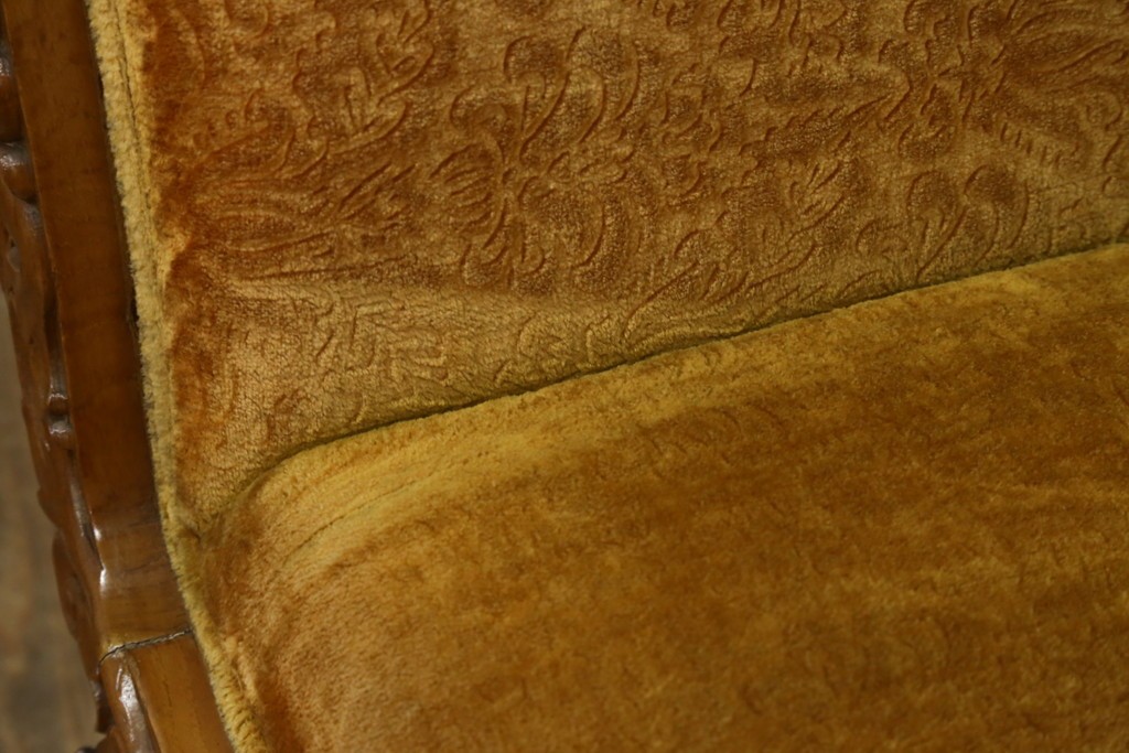 アジアンヴィンテージ　オリエンタルデザイン　迫力のある彫刻と華やかな色のファブリックが目を惹く2.5人掛けソファ　(R-073749)