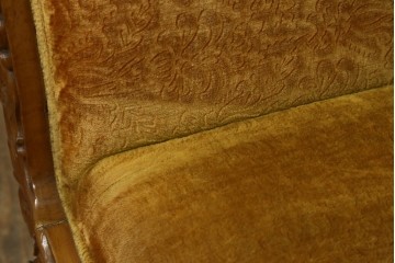 アジアンヴィンテージ　オリエンタルデザイン　迫力のある彫刻と華やかな色のファブリックが目を惹く2.5人掛けソファ　(R-073749)