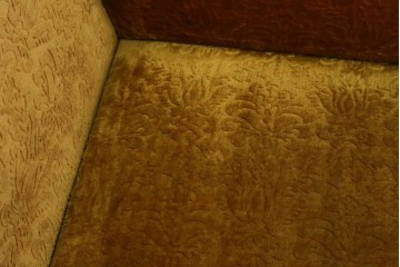 アジアンヴィンテージ　オリエンタルデザイン　迫力のある彫刻と華やかな色のファブリックが目を惹く2.5人掛けソファ　(R-073749)