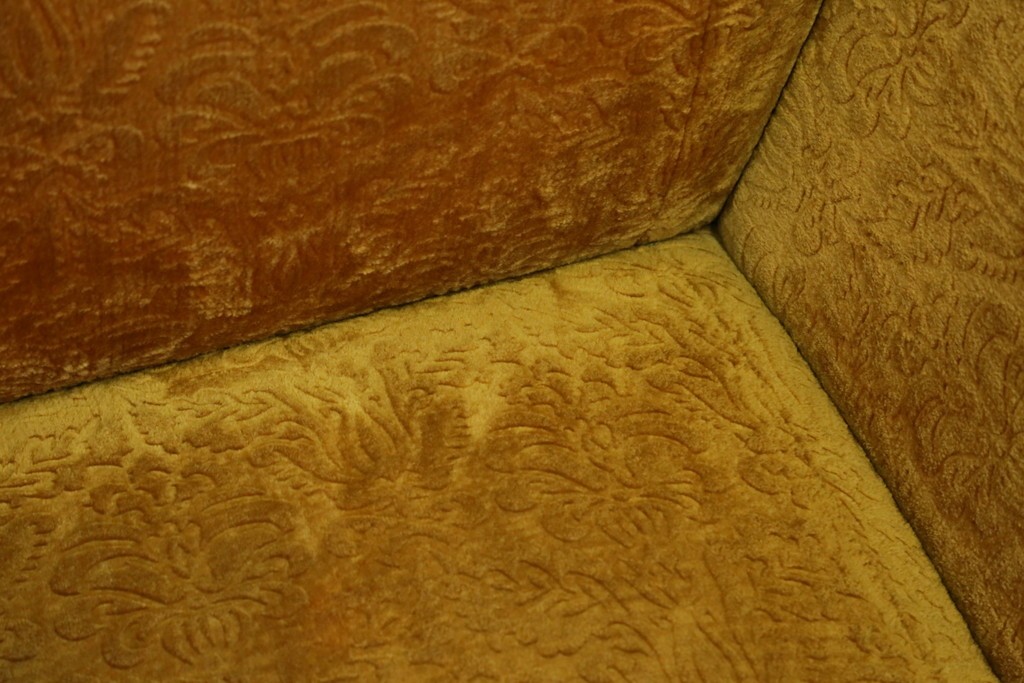 アジアンヴィンテージ　オリエンタルデザイン　迫力のある彫刻と華やかな色のファブリックが目を惹く2.5人掛けソファ　(R-073749)