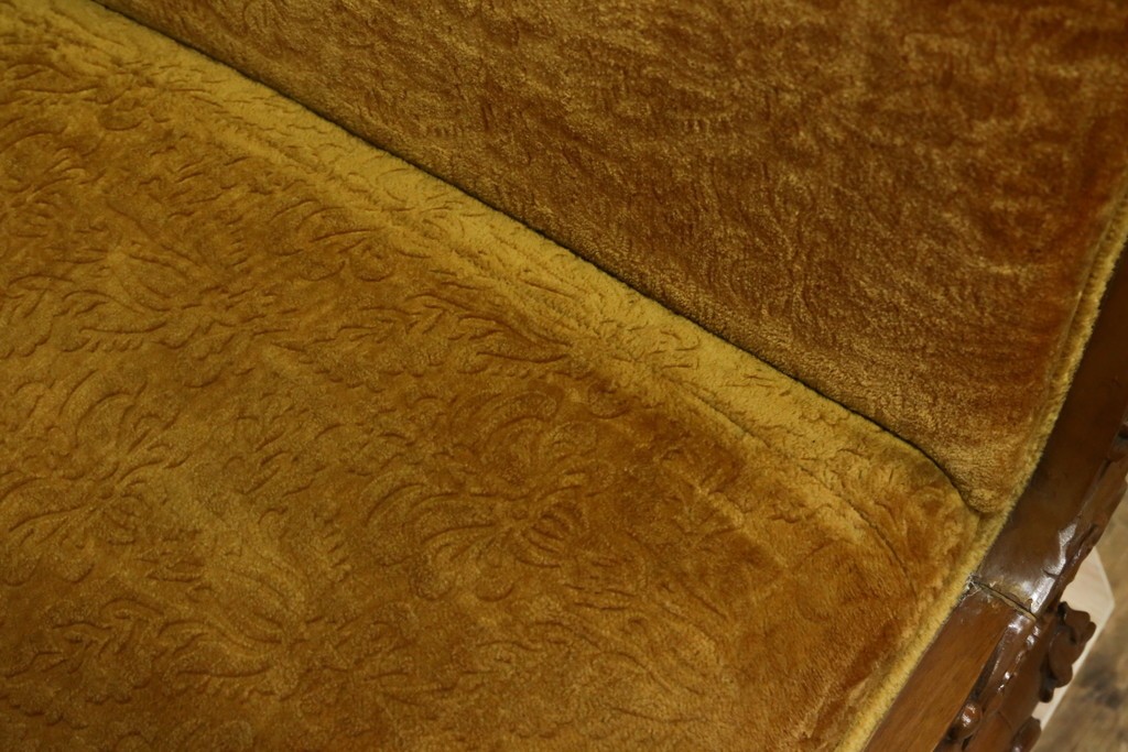 アジアンヴィンテージ　オリエンタルデザイン　迫力のある彫刻と華やかな色のファブリックが目を惹く2.5人掛けソファ　(R-073749)