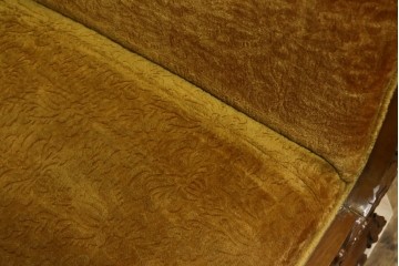 アジアンヴィンテージ　オリエンタルデザイン　迫力のある彫刻と華やかな色のファブリックが目を惹く2.5人掛けソファ　(R-073749)