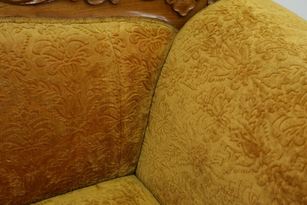 アジアンヴィンテージ　オリエンタルデザイン　迫力のある彫刻と華やかな色のファブリックが目を惹く2.5人掛けソファ　(R-073749)