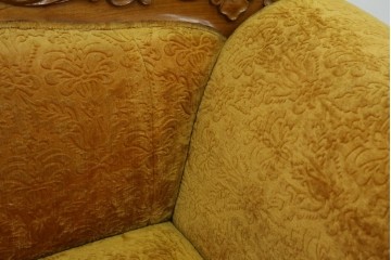 アジアンヴィンテージ　オリエンタルデザイン　迫力のある彫刻と華やかな色のファブリックが目を惹く2.5人掛けソファ　(R-073749)