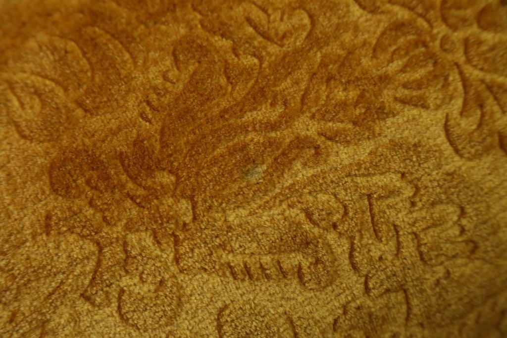 アジアンヴィンテージ　オリエンタルデザイン　迫力のある彫刻と華やかな色のファブリックが目を惹く2.5人掛けソファ　(R-073749)