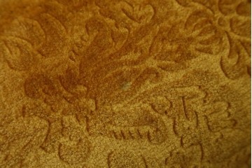 アジアンヴィンテージ　オリエンタルデザイン　迫力のある彫刻と華やかな色のファブリックが目を惹く2.5人掛けソファ　(R-073749)