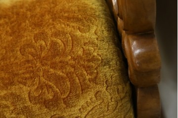 アジアンヴィンテージ　オリエンタルデザイン　迫力のある彫刻と華やかな色のファブリックが目を惹く2.5人掛けソファ　(R-073749)