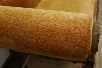 アジアンヴィンテージ　オリエンタルデザイン　迫力のある彫刻と華やかな色のファブリックが目を惹く2.5人掛けソファ　(R-073749)