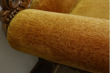 アジアンヴィンテージ　オリエンタルデザイン　迫力のある彫刻と華やかな色のファブリックが目を惹く2.5人掛けソファ　(R-073749)