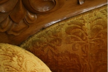 アジアンヴィンテージ　オリエンタルデザイン　迫力のある彫刻と華やかな色のファブリックが目を惹く2.5人掛けソファ　(R-073749)