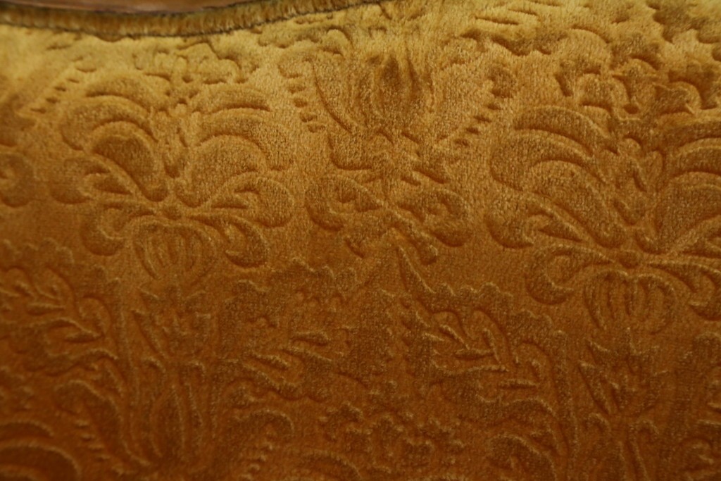 アジアンヴィンテージ　オリエンタルデザイン　迫力のある彫刻と華やかな色のファブリックが目を惹く2.5人掛けソファ　(R-073749)