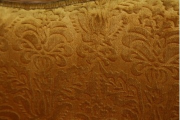 アジアンヴィンテージ　オリエンタルデザイン　迫力のある彫刻と華やかな色のファブリックが目を惹く2.5人掛けソファ　(R-073749)