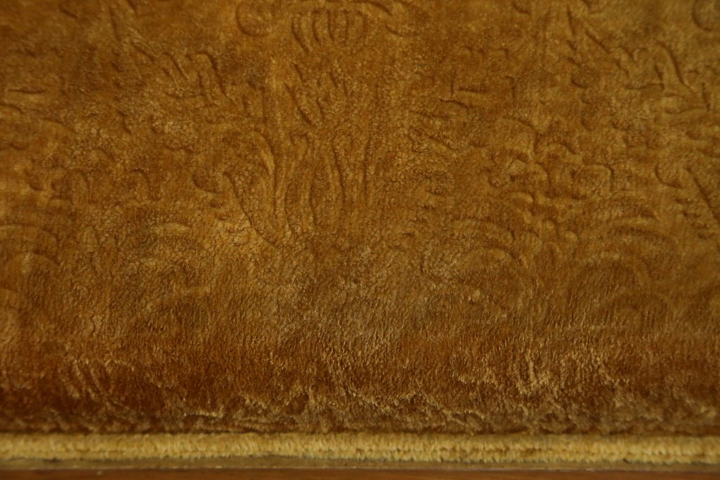 アジアンヴィンテージ　オリエンタルデザイン　迫力のある彫刻と華やかな色のファブリックが目を惹く2.5人掛けソファ　(R-073749)