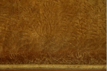 アジアンヴィンテージ　オリエンタルデザイン　迫力のある彫刻と華やかな色のファブリックが目を惹く2.5人掛けソファ　(R-073749)