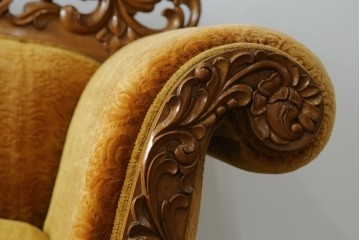 アジアンヴィンテージ　オリエンタルデザイン　迫力のある彫刻と華やかな色のファブリックが目を惹く2.5人掛けソファ　(R-073749)