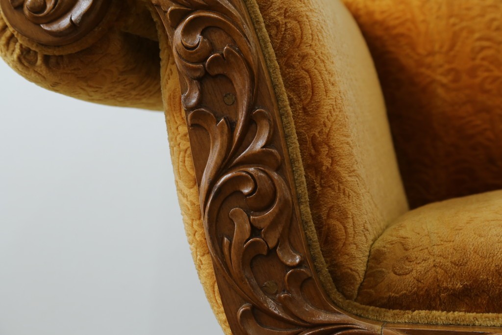 アジアンヴィンテージ　オリエンタルデザイン　迫力のある彫刻と華やかな色のファブリックが目を惹く2.5人掛けソファ　(R-073749)