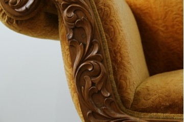 アジアンヴィンテージ　オリエンタルデザイン　迫力のある彫刻と華やかな色のファブリックが目を惹く2.5人掛けソファ　(R-073749)