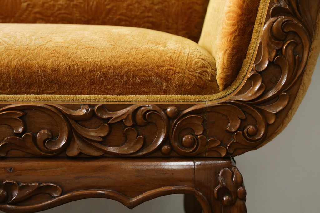 アジアンヴィンテージ　オリエンタルデザイン　迫力のある彫刻と華やかな色のファブリックが目を惹く2.5人掛けソファ　(R-073749)