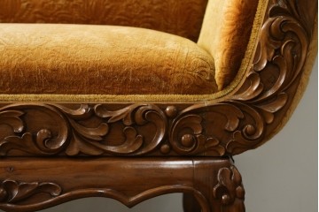 アジアンヴィンテージ　オリエンタルデザイン　迫力のある彫刻と華やかな色のファブリックが目を惹く2.5人掛けソファ　(R-073749)