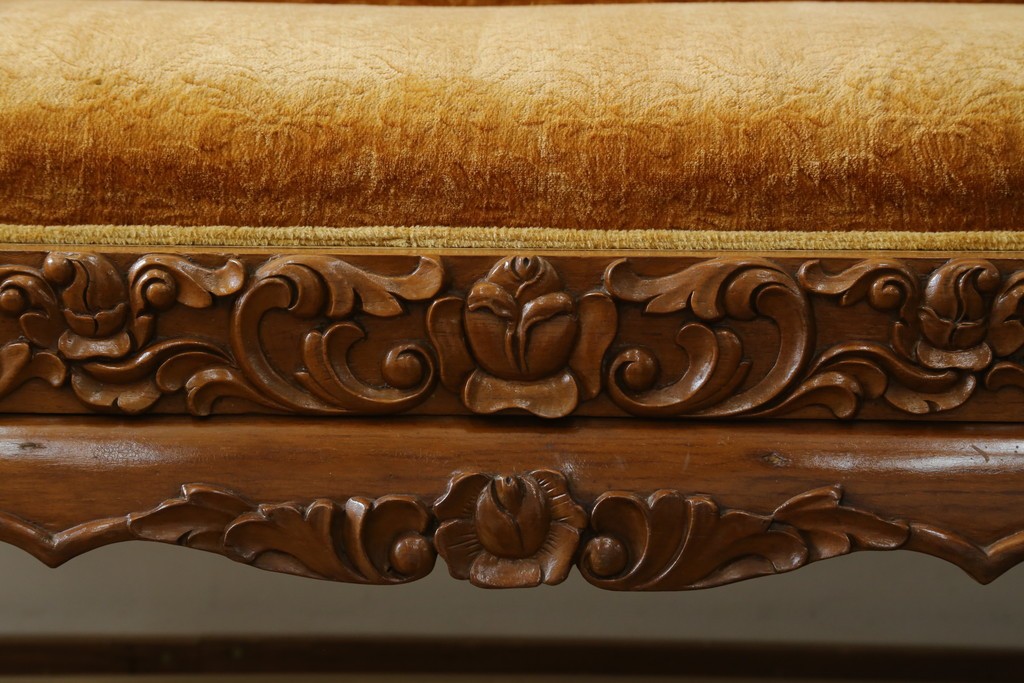 アジアンヴィンテージ　オリエンタルデザイン　迫力のある彫刻と華やかな色のファブリックが目を惹く2.5人掛けソファ　(R-073749)