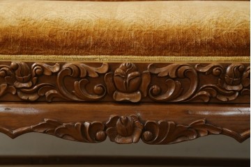 アジアンヴィンテージ　オリエンタルデザイン　迫力のある彫刻と華やかな色のファブリックが目を惹く2.5人掛けソファ　(R-073749)