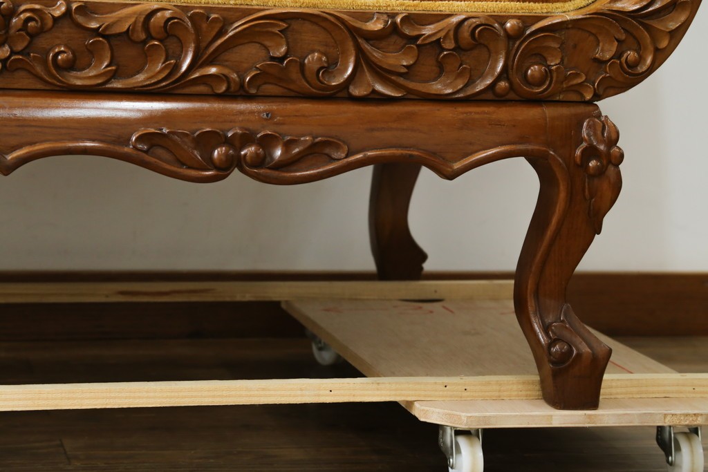 アジアンヴィンテージ　オリエンタルデザイン　迫力のある彫刻と華やかな色のファブリックが目を惹く2.5人掛けソファ　(R-073749)