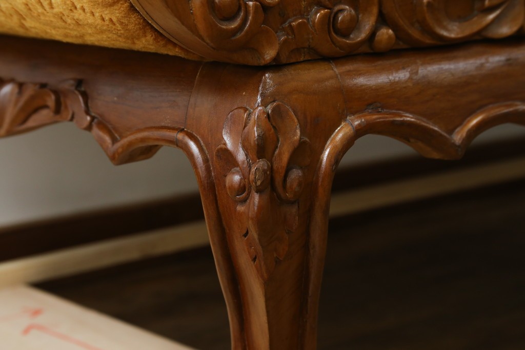 アジアンヴィンテージ　オリエンタルデザイン　迫力のある彫刻と華やかな色のファブリックが目を惹く2.5人掛けソファ　(R-073749)