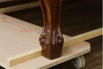 アジアンヴィンテージ　オリエンタルデザイン　迫力のある彫刻と華やかな色のファブリックが目を惹く2.5人掛けソファ　(R-073749)