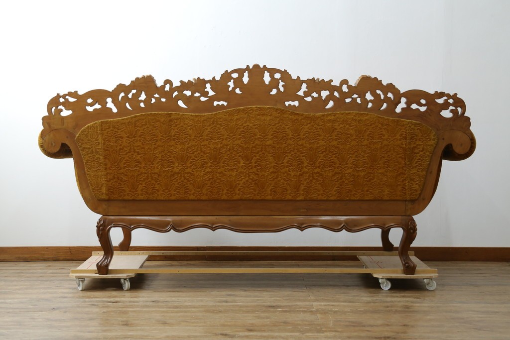 アジアンヴィンテージ　オリエンタルデザイン　迫力のある彫刻と華やかな色のファブリックが目を惹く2.5人掛けソファ　(R-073749)